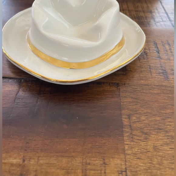 Vintage Dresden white hat with gold figurine - Picture 4 of 7